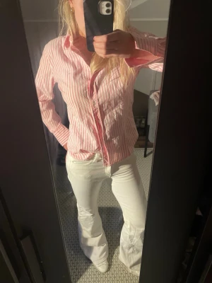 Rosa och vit randig skjorta - Säljer en snygg skjorta med rosa och vita ränder. Den är från gant i strlk 38🤍💕 köpt för runt ca 1400 