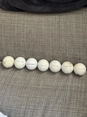 7st titleist pro v1 golfbollar - En av väldens bästa golfbollar. 7st pro V1 i varierande skick, alla är runda och spelar likadant som nya bara att vissa är lite smutsigare än andra och vissa har markeringar på. Perfekt för dig som ny eller medelbra golfare som letar efter bollar som är billiga nog att slås bort men är lika bra som nya