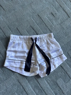 Vita pyjamasshorts - Super söta från Gina. Skriv för fler frågor❤️