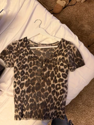 Leopardmönstrad topp med knappar  - Tiger of Sweden tröja.