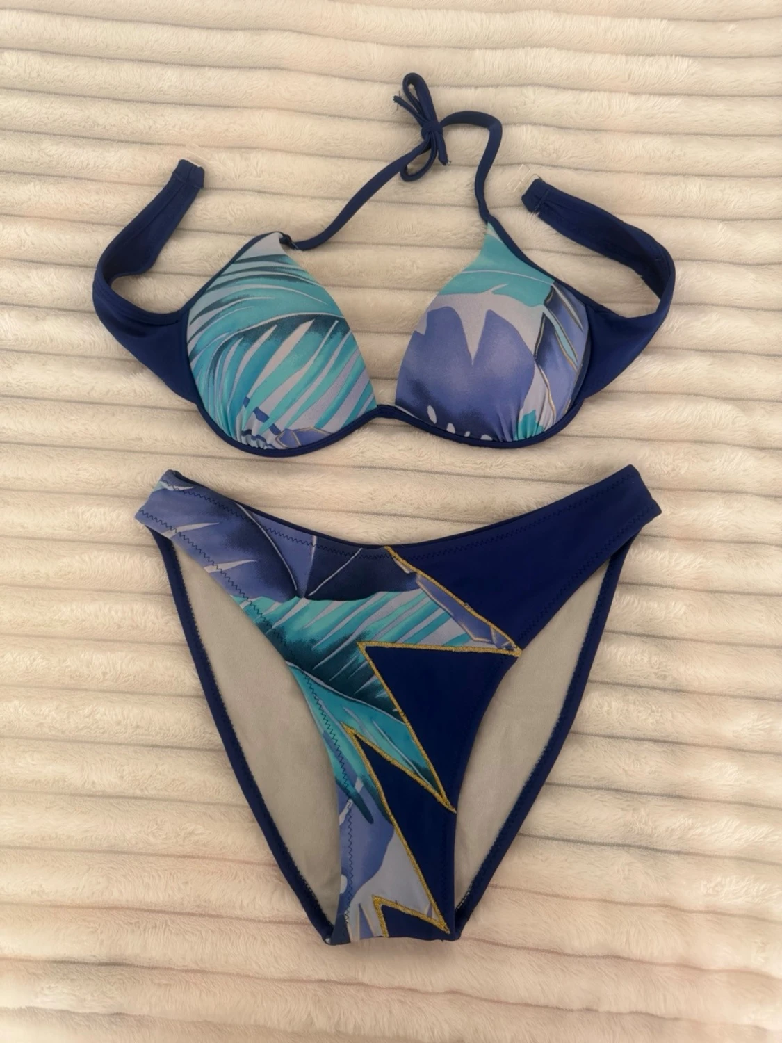 Blå bikini med grafiskt mönster