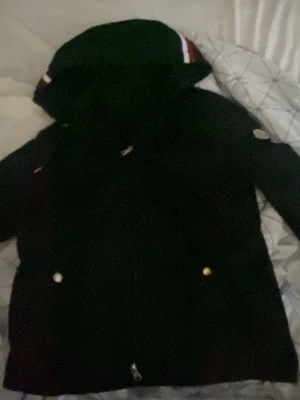 Moncler grimperous windbreaker - En windbreaker från märket moncler fråga om mer bilder om ni är intresserade anledning varför ja säljer den så billigt är för ja använder inte den och ja behöver pengar till en ny mobil så behöver snabba pengar 