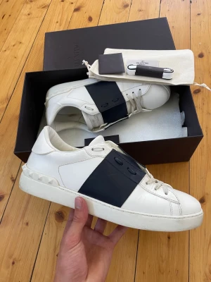 Valentino skor  - Hej, säljer nu dessa svin snygga valentino skor. Skorna är i grymt skick!  Begränsat antal boxar och dustbag. Hör av dig vid frågor.