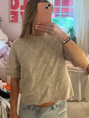 Beige kortärmad stickad tröja - Kortärmad stickat tröja från Gina tricot🩷 sparsamt använd