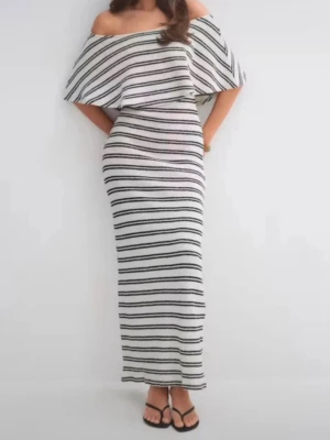 Randig långklänning från Gina Tricot - Säljer en snygg offshoulder långklänning från Gina Tricot i vitt med svarta ränder. Klänningen har en relaxed passform, stickad struktur och är perfekt för sommarens alla tillfällen. Superskön och trendig look!