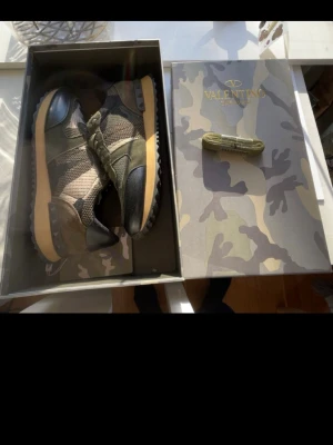 Valentino Rockrunner sneakers camouflage - Säljer ett par Valentino Rockrunner sneakers i camouflage färg. Jag skulle säga att skicket är mitt i mellan nytt skick och mycket bra skick!