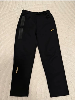 Nike nocta byxor - Nike nocta byxor som sitter ganska bra. Det står storlek M men skulle rekommendera till S då det är china storlekar