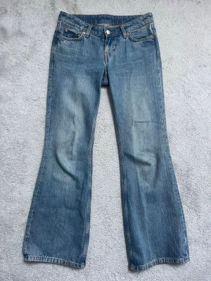 Weekday jeans  - Blå utsvängda weekday jeans i mycket bra skick. Storlek 25/32. Midjemåttet tvärs över är 38 cm. 