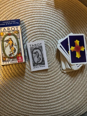 Tarot of A.E Waite (pocket edition)  - I nytt och mycket bra skick, guidebook medföljer självklart. Korten  är som nya och inte använda,  enbart tittat på korten. Varan finns på andra ställen också då jag vill få sålt så fort som möjligt. + Äkta kort, Ny pris i affär: 67kr (skickas samma dag eller dagen därpå, vid frågor tveka inte att höra av er ❤️) 
