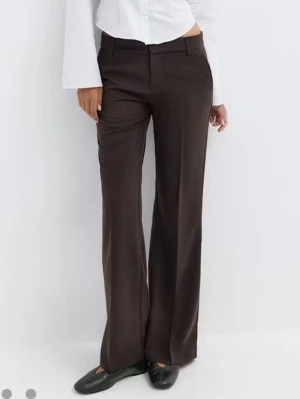 Bruna vida kostymbyxor - Supersnygga bruna kostymbyxor i storlek S/36 från Gina tricot. Passar tyvärr inte mig så byxorna är som nya 🩷