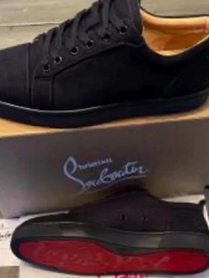 Christian Louboutins - Svarta Louboutins strl 43