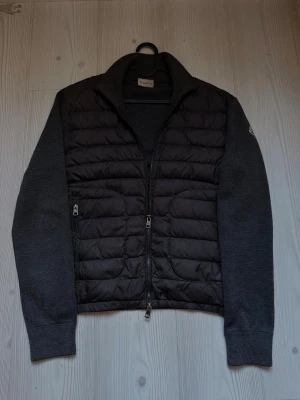 Moncler tricot cardigan  - Säljer denna otroligt eftertraktade och exklusiva Moncler cardiganen i färgen grå och storlek M. De är en av de få som faktiskt är äkta på marknaden, vilken du kan se på lapparna om du är kunnig. Skicket är som nytt, finns inga som helst tecken på användning. Nypris är 12 000:- mitt pris är 3799:- (Skulle säga att den passar 170-180cm beroende på vikt och kroppsform samt hur man vill att den ska sitta) Priset är ej hugget i sten. Hör av er vid frågor och funderingar, allt gott!🤩