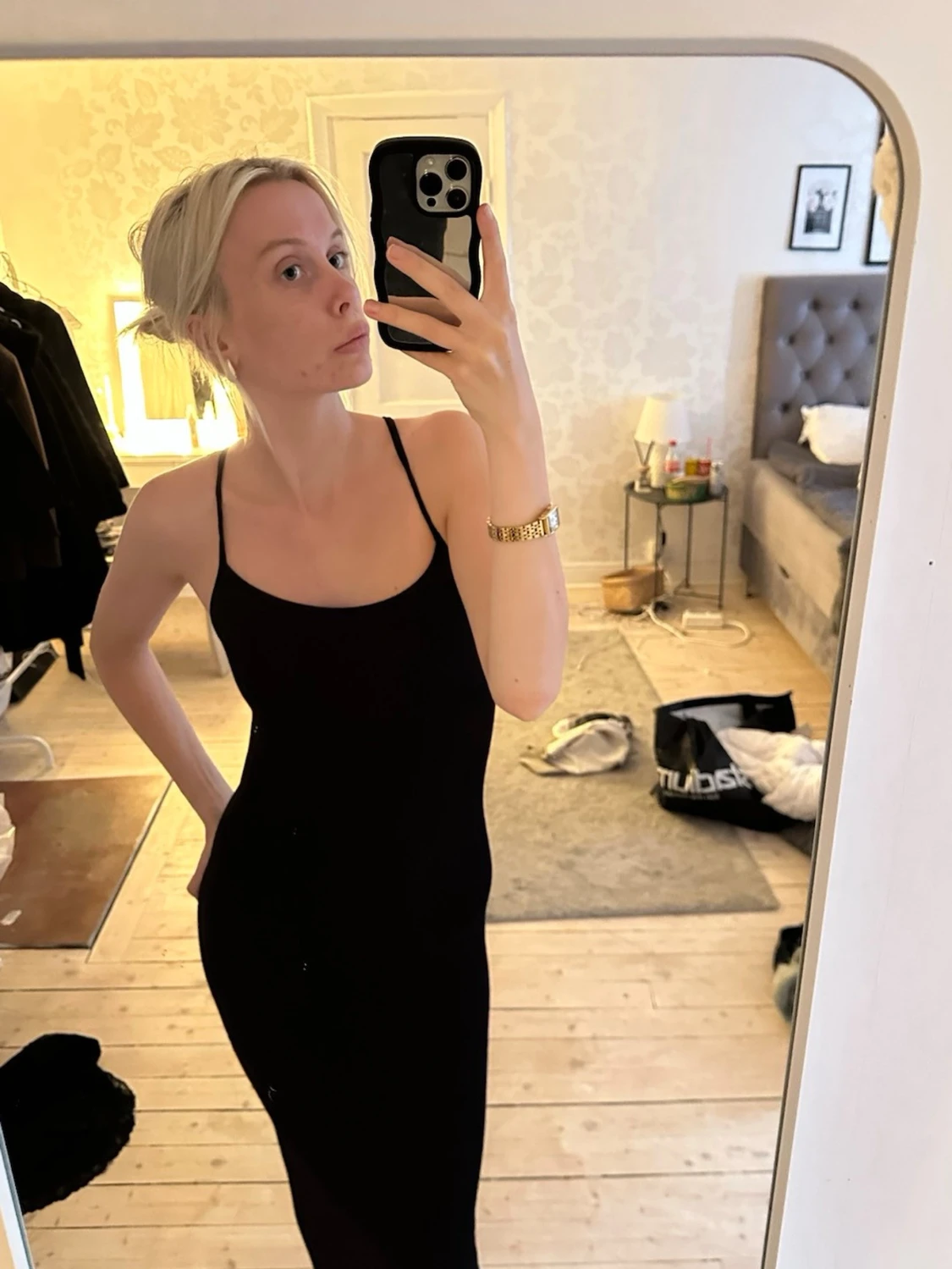 Svart långklänning med tunna axelband