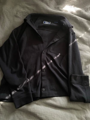 Mörk blåovershirt från Jack & jones - Säljer en mörk blå overshirt från Jack & Jones väldigt stilren  bara att skriva kan gå ner i pris