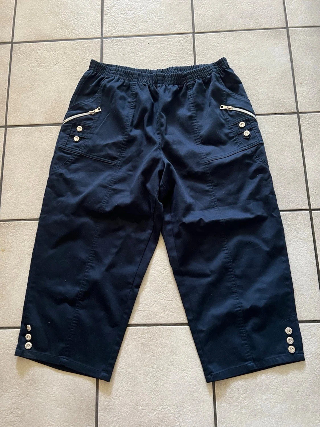 Svarta shorts med dragkedjor och knappar storlek L