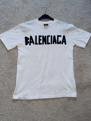 Vit T shirt - storlek S passar M