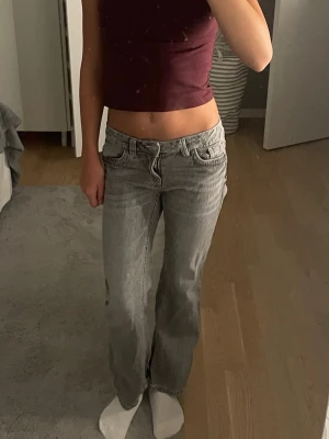 Jeans från Lindex’ modell Freja’ stl: 140 - Jag säljer ett par Gråa jeans från Lindex som är i ett jätte bra skick! Det är för små för mig så jag vill hitta någon som vill ha ett par Gråa jeans i stl: 140 och är 9-10 y. De är parfekt till dig som vill ha ett par jeans som ger dig en flare look! Man kan ha massor av olika tröjor till passar till ungefär allt! OBS! Bra pris! Hoppas du som köper dem gillar dem lika mycket som jag!