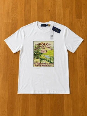 Vit Polo Ralph Lauren t-shirt - Vit t-shirt från Polo Ralph Laurenmed tryck. Helt ny med tags! Strl M men skulle säga S!