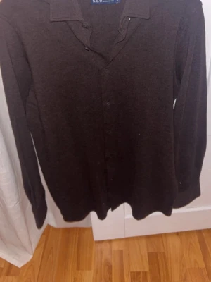 Brun långärmad skjorta / overshirt - Säljer en enkel och stilren mörkbrun skjorta / overshirt med långa ärmar och knappar framtill. Skjortan har klassisk krage och är tillverkad i ett mjukt material som känns bekvämt mot huden. Perfekt för dig som gillar en clean och avslappnad look.
