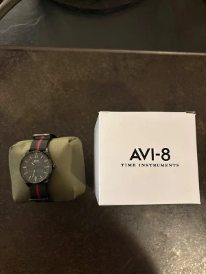 AVI-8 HAWKER HURRICANE klocka - Säljer denna helt oanvända klocka åt min morfar. Klockan kommer från ett lager efter en nedlagd klockbutik och har aldrig använts.  * Skick: Ny/oanvänd * Funktion: Klockan saknar batteri, vilket köparen själv får ordna. * Box och tagg medföljer vid köp. * Nypris: cirka 4000 kr.  Klockan säljs privat och kan skickas eller hämtas efter överenskommelse. Fler bilder kan skickas vid intresse.  Pris kan diskuteras vid snabb affär.