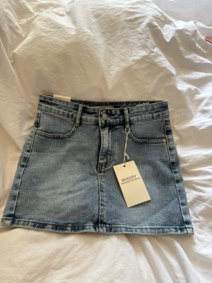 Blå jeanskjol från Missay - Blå jeanskjol med inbyggda shorts från missäy. Aldrig använd 
