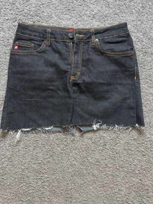 Mörk jeanskjol med rå kant - Snygg svart/grå jeanskjol