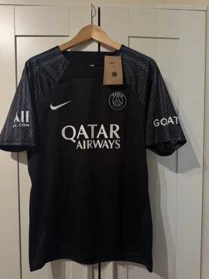 Svart PSG tränings tröja och shorts  - Svart psg tränings tröja med shorts i storlek M man kan ha den för gymmet, fotboll eller matcha med annat. Den är helt o använd (Ny) 