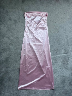 Rosa klänning  - Jättefin rosa balklänning med detaljer i ryggen. Aldrig använd. XS-S. 