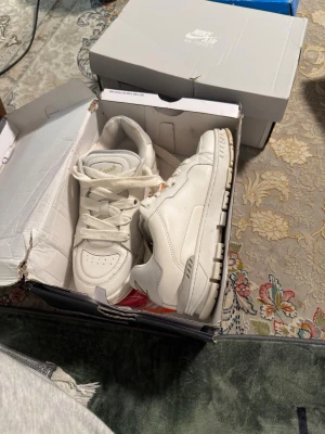 Vita sneakers från Axel Arigato - Stilrenaw vita sneakers från Axel Arigato med chunky sula och klassisk låg profil. Skorna har ovandel i läder och mesh, vita skosnören och diskret logga på plösen. Perfekta för dig som gillar minimalistisk och clean stil. Orginal pris 3559 kr 