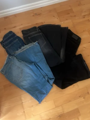 Blaze jeans pack -  Säljer fyra stycken jeans från Lager 01:57 i modell Blaze, Kan gå ner i pris då jag behöver bli av med dem. 