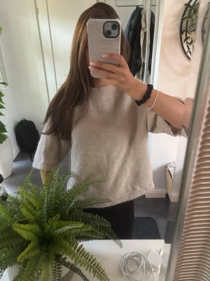 Stickad med korta ärmar - Jätte snygg tröja från other stories säljer för den inte kommer till användning längre den är i bra skick💕