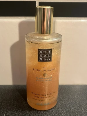 Rituals The Ritual of Karma Shimmer Oil - Shimmering body oil från Rituals, The Ritual of Karma. Använt lite av den, se bilder. Nypris: 269 kr. 