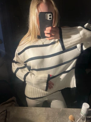 Vit stickad tröja med ränder - Säljer en oversized vit stickad tröja med ränder🤍