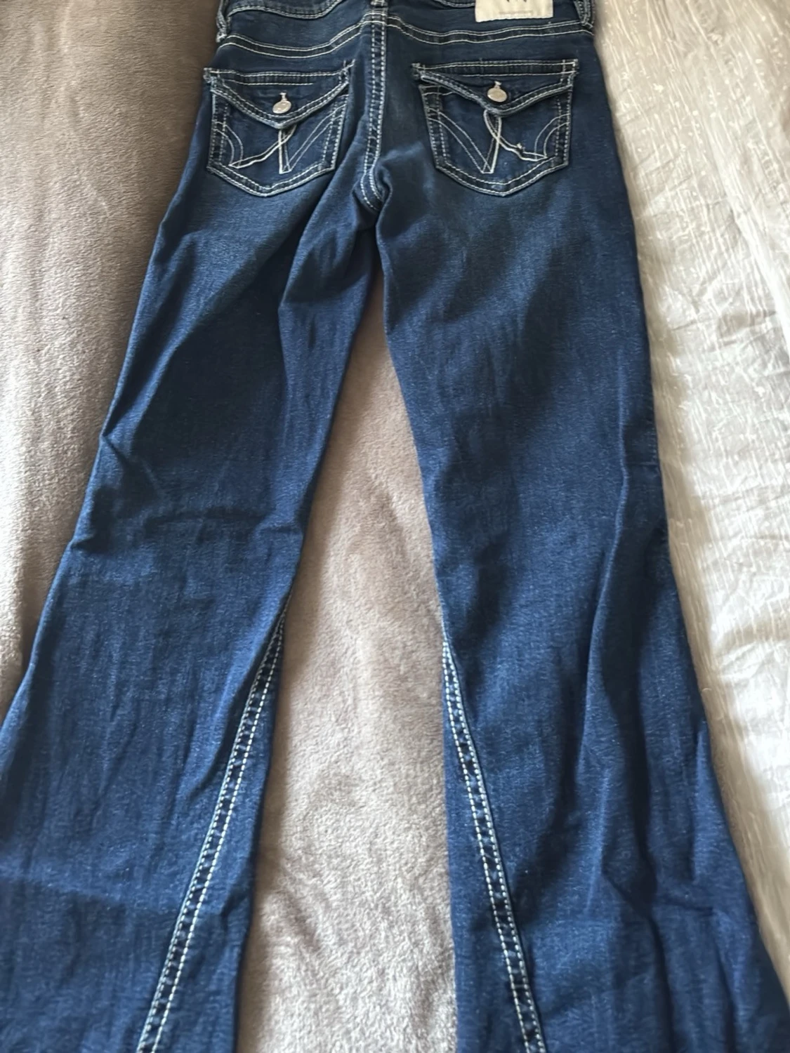 Mörkblå bootcut jeans med kontrastsömmar - 1
