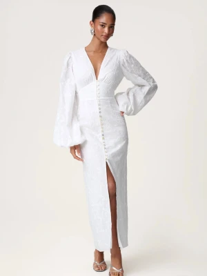 Adoore klänning  - Otroligt vacker vit långklänning från adoore i storlek 34. Klänningen har en slits framtill och ett subtilt blommigt mönster i tyget. Perfekt för speciella tillfällen och ger en sofistikerad look. Klänningen är helt ny med lapp, endast testad. Glömt skicka tillbaka därav säljer jag den här 🤩🙌🏼