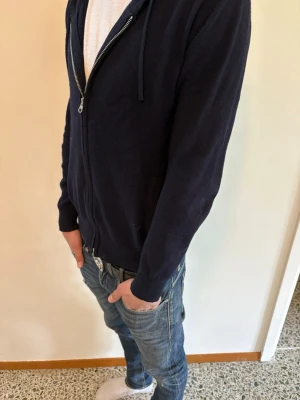 Kashmir zip hoodie - Perfekt hoodie nu för sommaren! Tröjan är från Sayless. Nypris≈900. Mitt pris 449! Hoodien har inte använts särskilt länge och är i mycket fint skick. Inga defekter. Skick 9/10. Kom privat för mer info!😊
