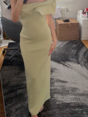 Ljusgrön klänning - Säljer denna fina klänningen från asos. I storlek 34/xs. Klänningen är aldrig använd och slutsåld på hemsidan. Hör av er vid frågor eller funderingar. Pris går att diskuteras vid snabb affär 🫶🏼