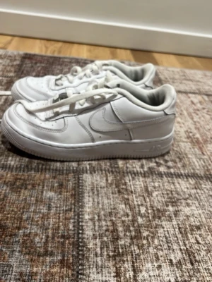 Nike vita skor - Bra skick lite använd men helt fräsch pris kan diskuteras 
