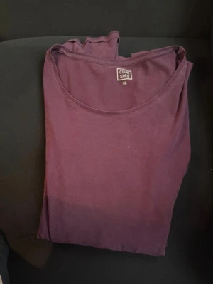 Mörklila t-shirt från Club XPRS - En enkel och stilren mörklila t-shirt från Club XPRS i storlek XL. T-shirten har rund halsringning och är tillverkad i mjuk bomull, perfekt för en avslappnad look. Passar dig som gillar basic plagg med snygg färg.