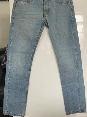 Ljusblå skinny jeans från Topman - Säljer ett par ljusblå skinny jeans från Topman. Jeansen har klassisk femficksdesign, smal passform och är tillverkade i denim med snygga sömmar. Perfekta för dig som gillar en tajtare look och vill ha ett par stilrena jeans i garderoben.