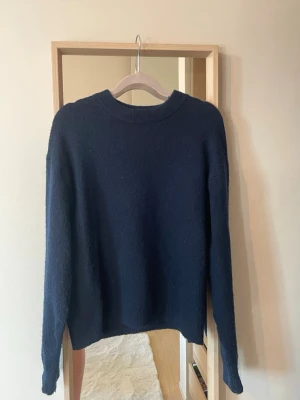 Mörkblå stickad tröja från H&M - En enkel och stilren mörkblå stickad tröja från H&M i storlek XS. Tröjan har rund halsringning, långa ärmar och en rak passform. Perfekt att matcha med jeans eller kjol för en avslappnad look.skriv för fler bilder! Pris kan diskuteras!❤️