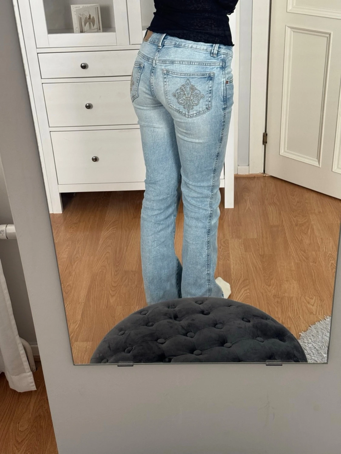 Ljusblå bootcut jeans med brodyr - 1