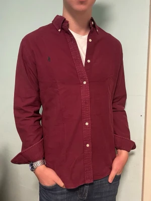 Ralph Lauren vinröd skjorta – M slim fit - Säljer en klassisk och stilren vinröd  skjorta från Ralph Lauren i slim fit, storlek M slim fit. Perfekt för både vardag och finare tillfällen. I mycket gott skick. Har du frågor? Tveka inte att höra av dig. Allt gott från Deluxe garderoben ⭐️ 