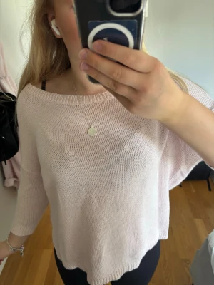 Ljusrosa tröja - Ljusrosa med silverglitter, 3/4 armar. Den är köpt från sellpy men har aldrig kommit till användning💕 