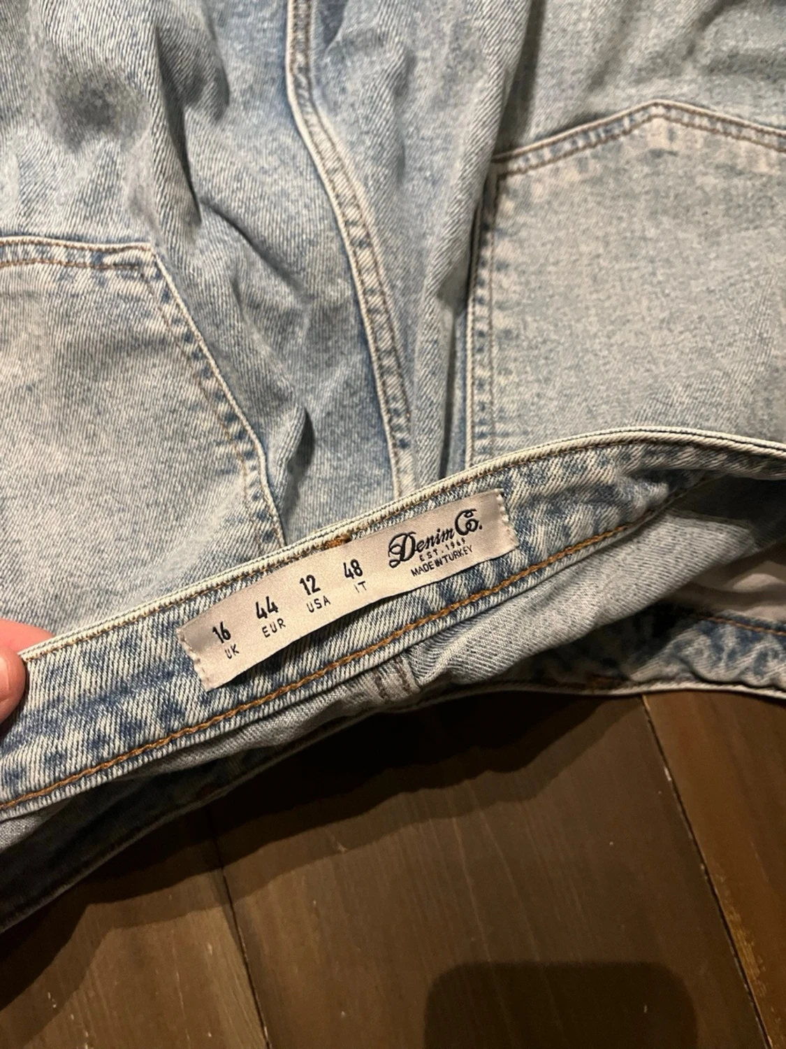 Ljusblå mom jeans med råa kanter - 2