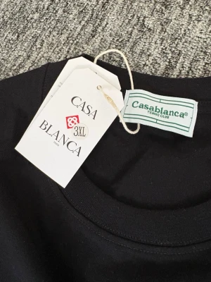 Svart t-shirt från Casablanca xl till xxl - Svart t-shirt från Casablanca Tennis Club i 100% bomull. 50cm axelbredd pch 70cm längd