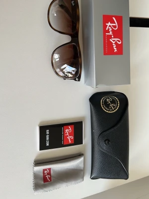 Ray-ban boyfriend - Sparsamt använda rayban boyfriends, skick 8/10. Några mindre repor på glaset. Orginalförpackning och tillbehör medkommer. Orginalpris ca 1200kr, mitt pris 799kr. Skriv gärna vid frågor eller funderingar!! 