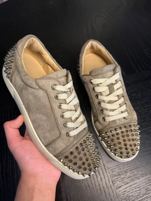 Christian Louboutin skor  - Eftertraktad och sällsynt modell. Skorna är i fint skick - saknas en spik som ej syns! Storlek 40 passar 41. Garanterat äkthet. Endast skorna. Snabb affär= bättre pris! 