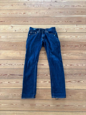 Mörkblå jeans - Storlek W30 L32. Inga defekter. Straight/slim passform 