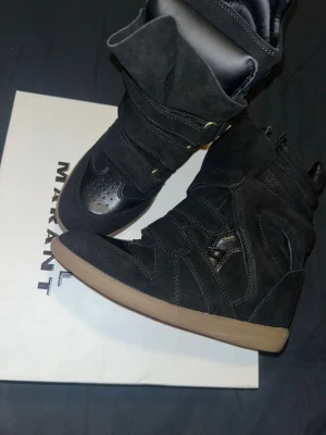 ❣️NYA Isabel Marant Svart BECKETT 39 EU, 38 - skor i storlek 39, helt nya !! ~ ;D Skriv om ni är mellan 37-39 tror nog de passar ❣️ Buda, först till kvarn förstås!! Jag svarar snabbt., kan skicka nästa dag 😆 10/10 kondition!! VERKLIGEN FÖRST TILL KVARN GÅR INTE NER MER I PRIS DET ÄR VAD DET ÄR !! FÖRST KOMMEN! 🌸😆